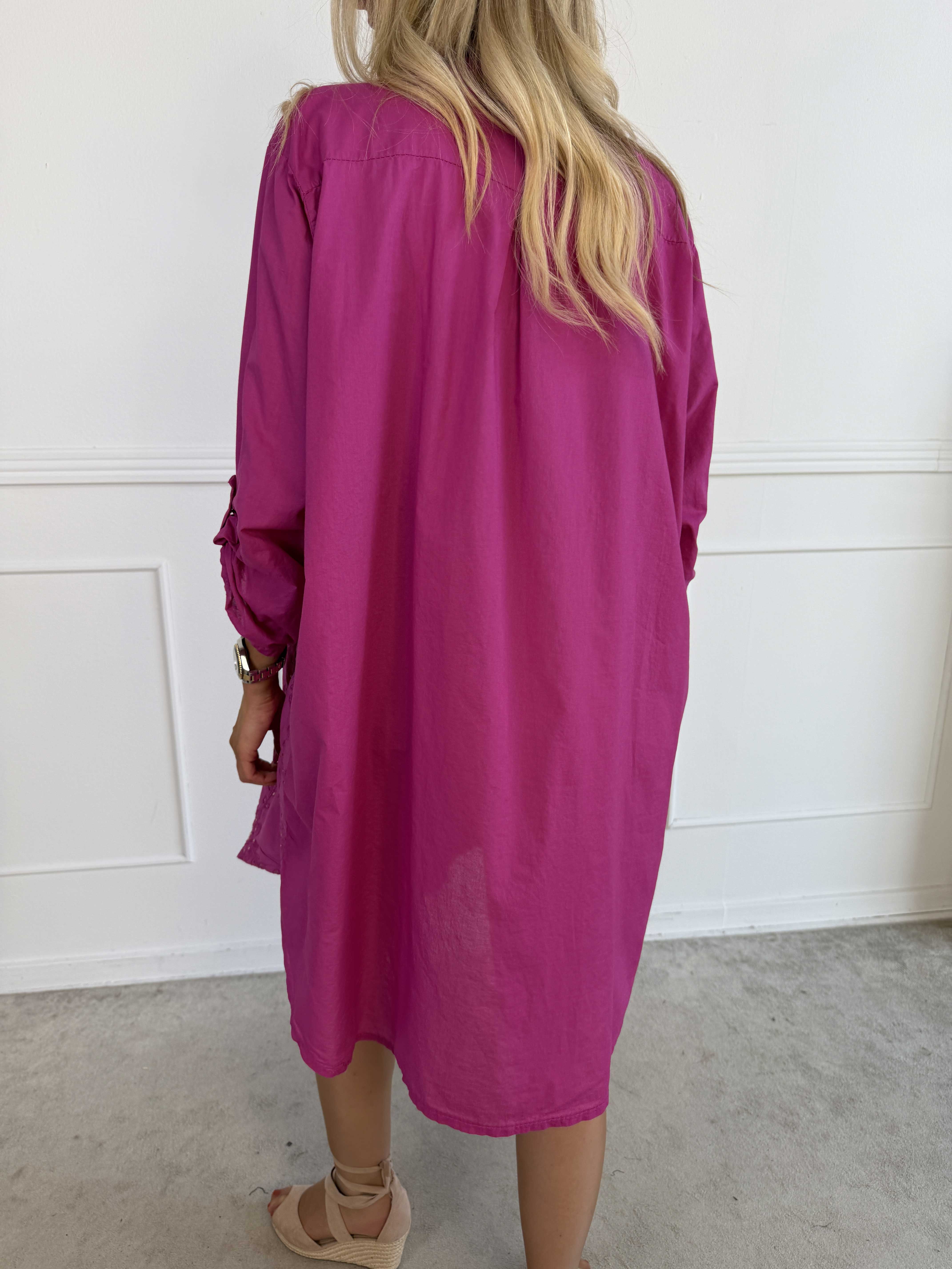 Emerson - Skjortekjole i bomuld med broderet mønster og pailletter